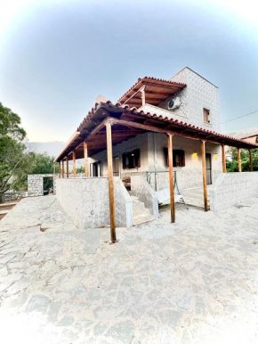 Mani Spot in Almiro